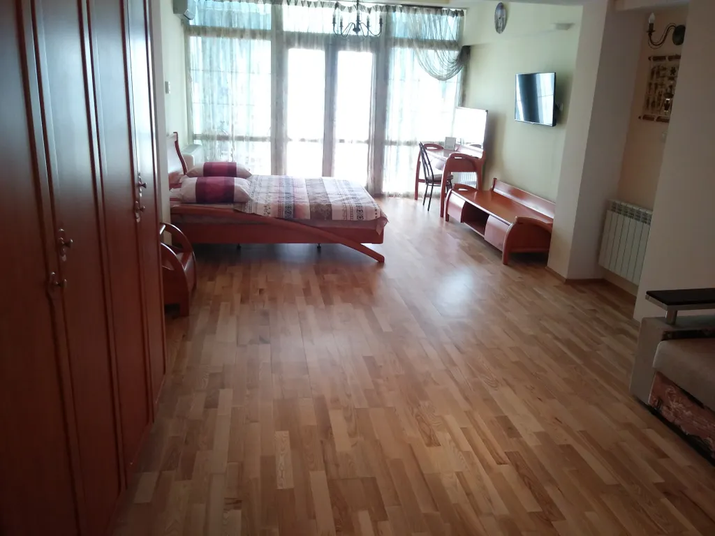 Эллинг на берегу моря