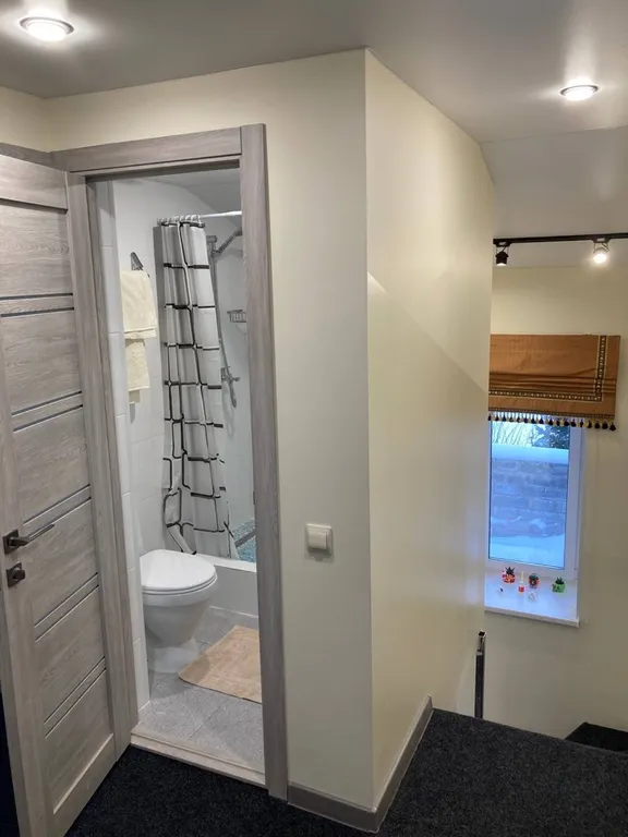 Дом в два этажа с двумя спальнями и гостиной, летний бассейн, баня