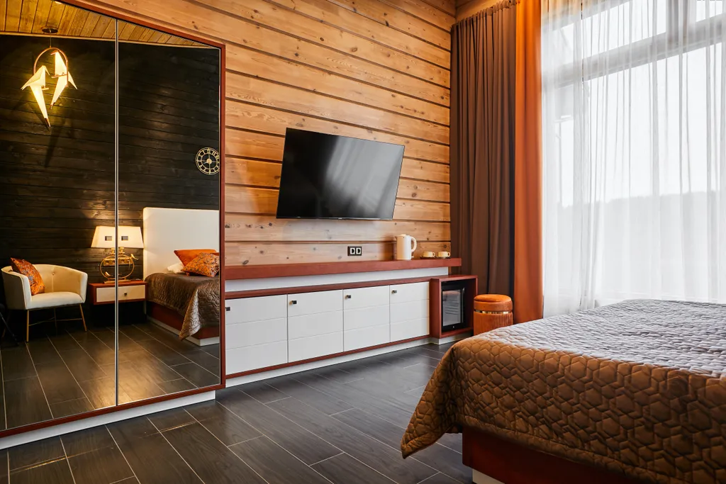 Стандартный номер с кроватью размера king-size и видом на озеро