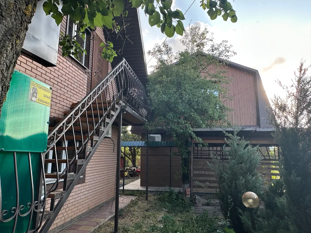 Уютный домик рядом с садом, хвойными деревьями, рядом с тц