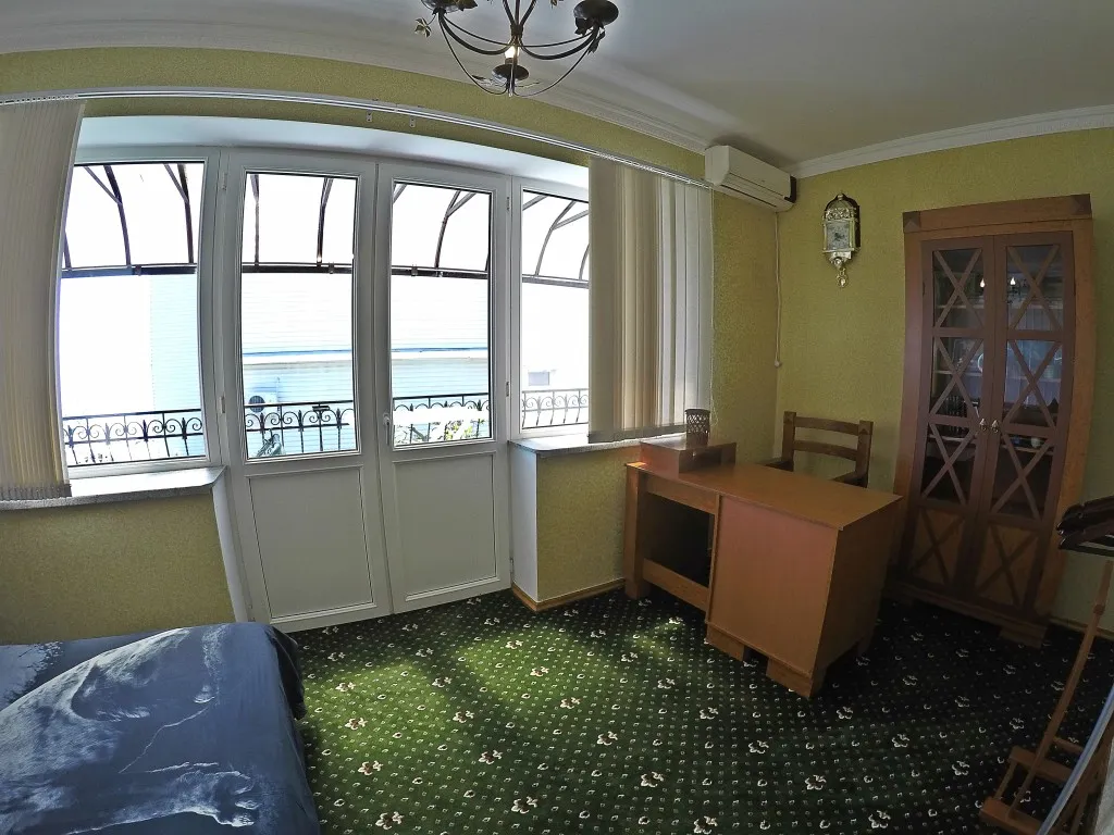 Дом в Ялте с бассейном и сауной