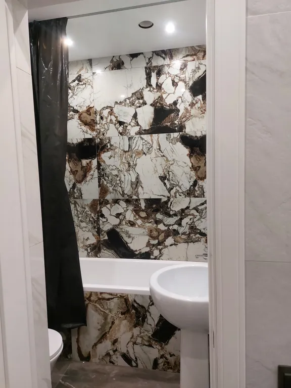 Домик в деревне в окружении леса