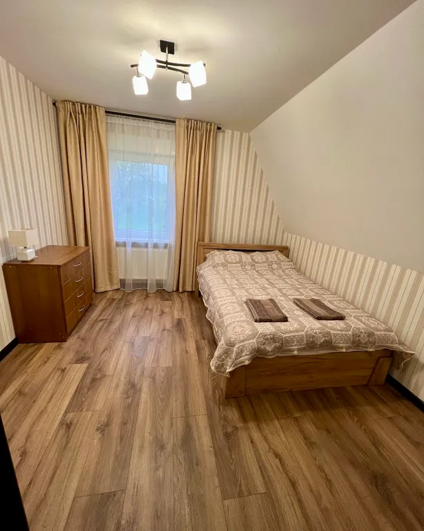 Живописная усадьба в лесу у озера