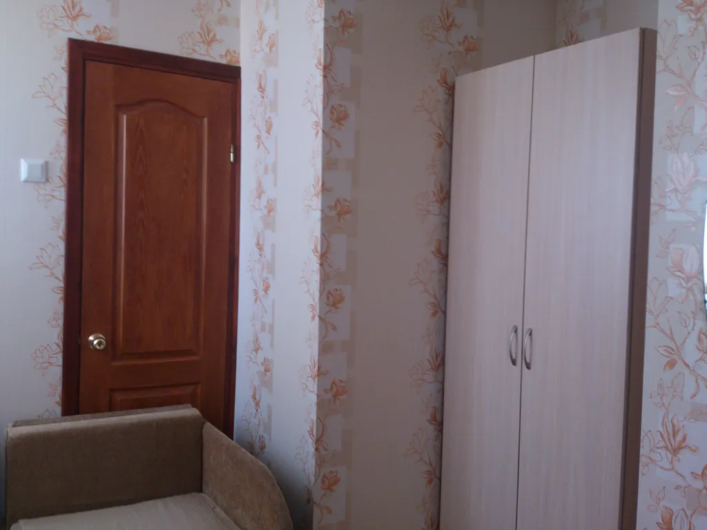 Просторная комната с кондиционером в частном доме