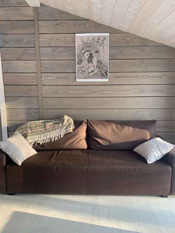 Дом с панорамными окнами в окружении леса