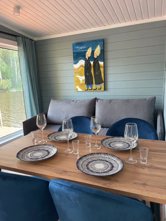 Дом на воде, хаусбот в Карелии