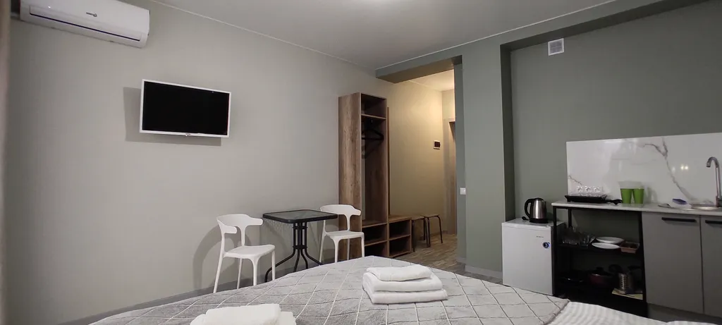 Уютная комната с видом на море