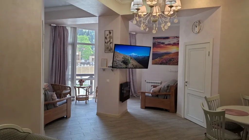 Уютный апартамент в центре с балконом и видом на горы лес