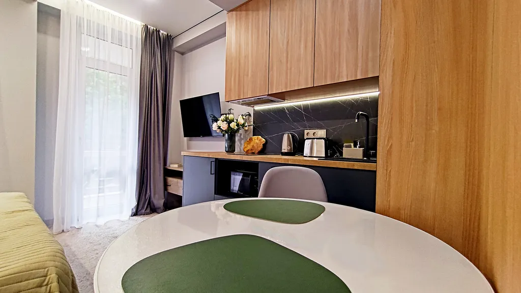 Студия с балконом вблизи гор