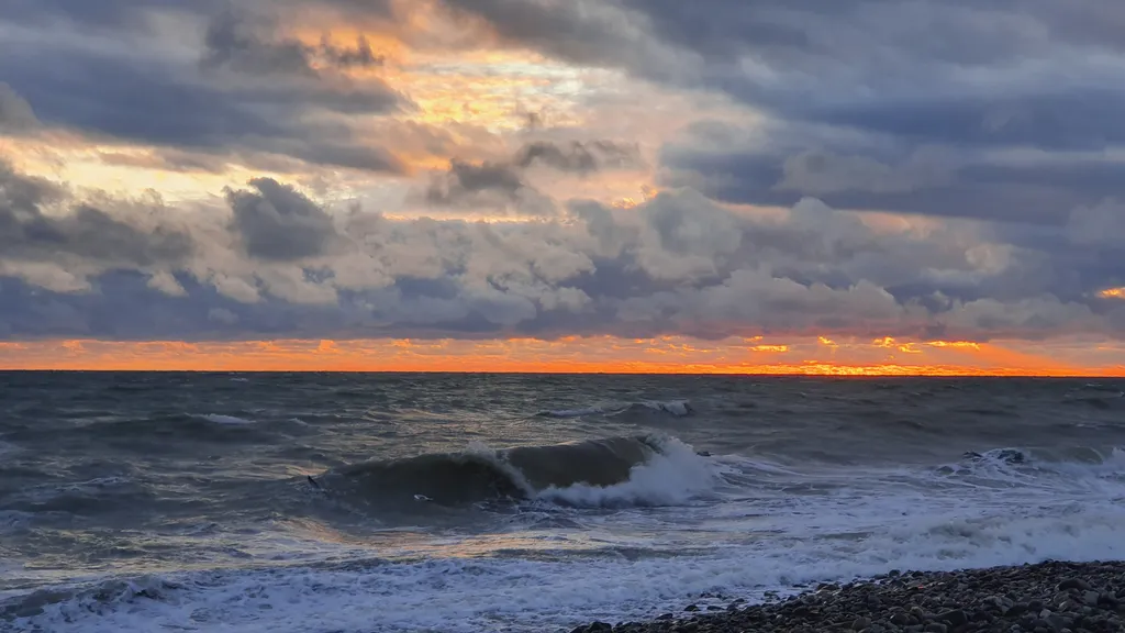 Эллинг на берегу и видом на моря