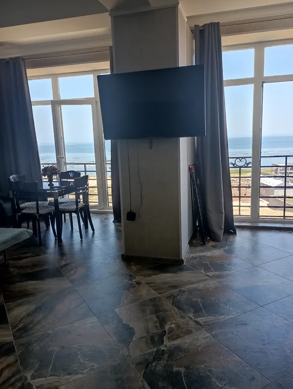 Уютная квартира-студия с панорамными окнами и видом на море