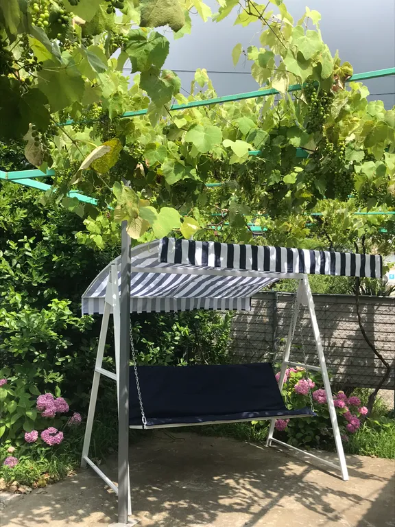 Половина дома с отдельным входом, с садом на берегу Чёрного моря