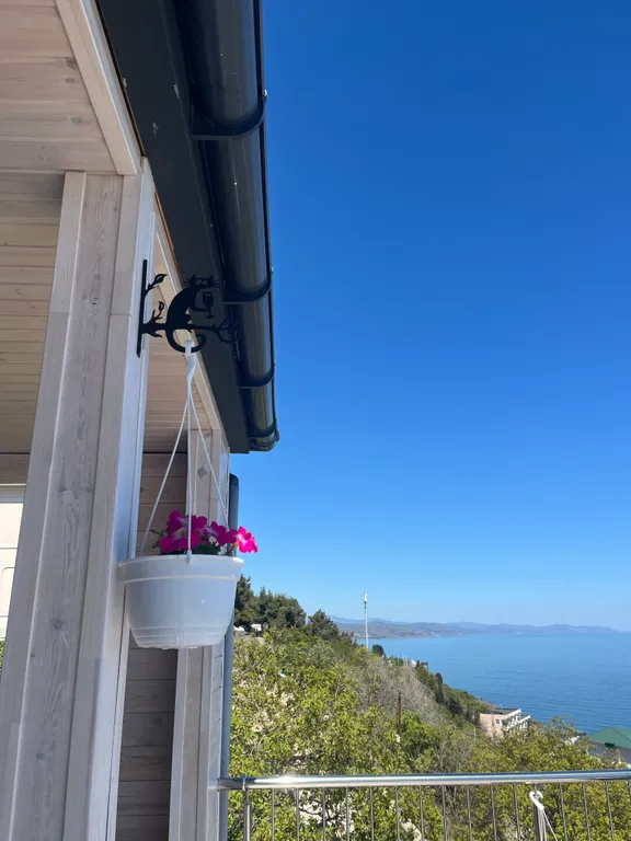 Комната с видом на море синяя