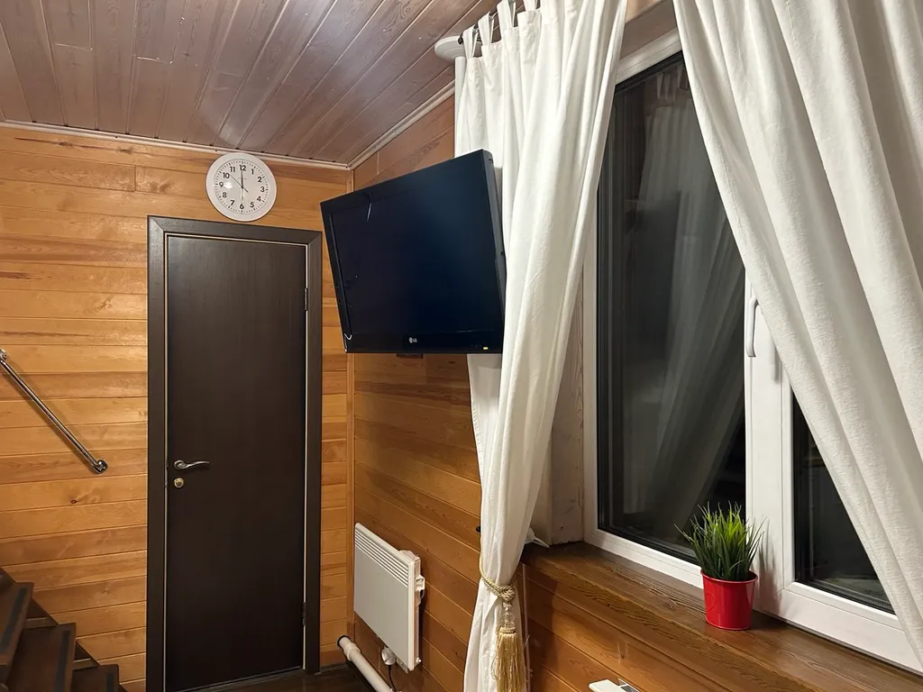 Коттедж с сауной на участке с хвойным лесом поблизости от Красноярска