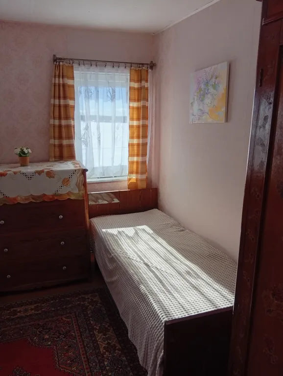 Карельский дом на берегу  озера.