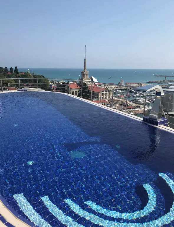 Апартамент с бассейном на крыше в центре Сочи