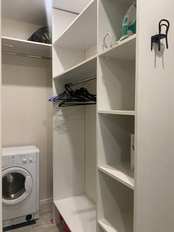 Квартира-студия с панорамным балконом в центре города