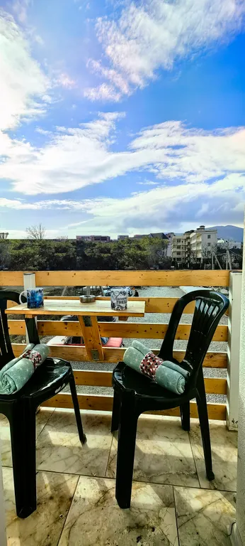 Квартира Квартира Две комнаты с балконами, отопление, кухня, стиралка, беседка, парковка — Судак