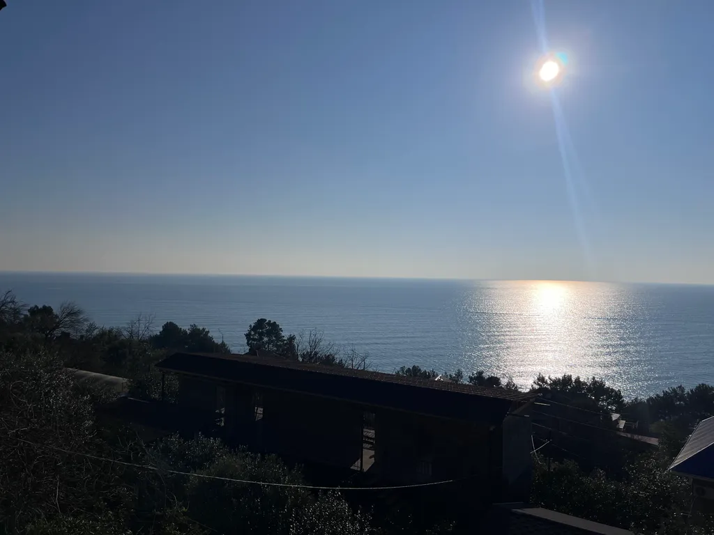 Дом на скалах с видом на море