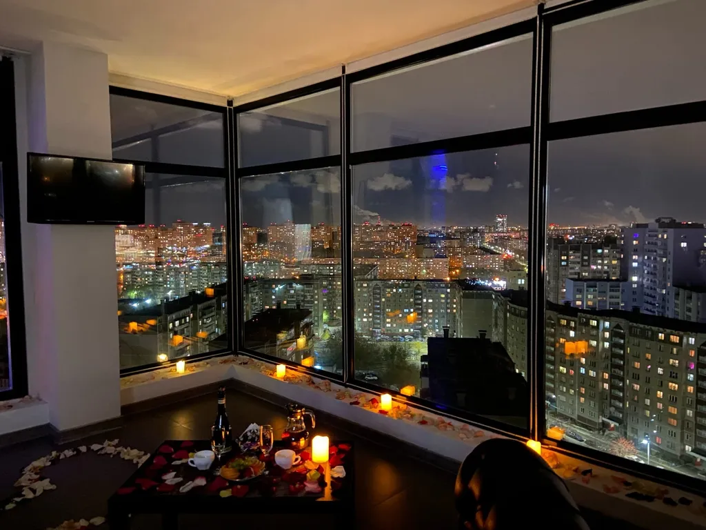 Студия с панорамными окнами и джакузи