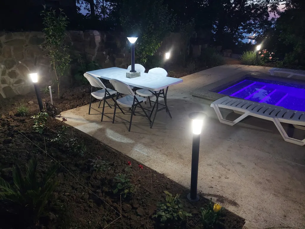 Апартаменты 2 в частном доме с тёплым бассейном у моря