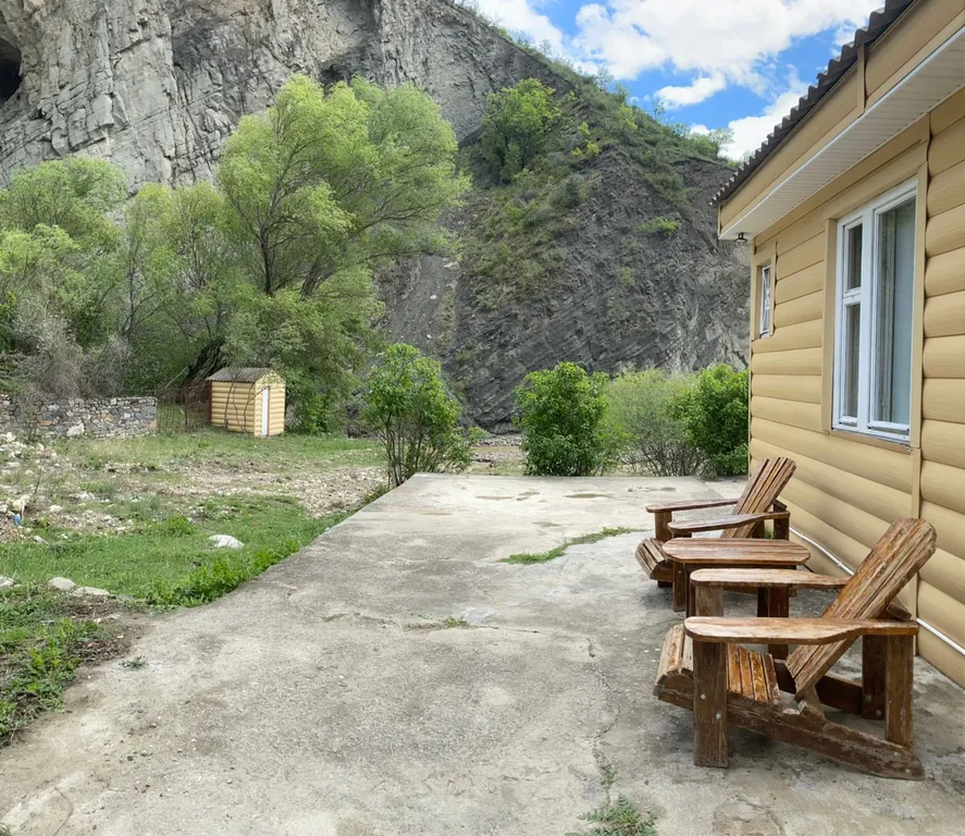 Домик на берегу реки Кара-Койсу