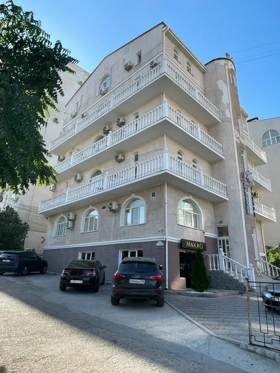 Рядом с пляжем Омега и парком Победы