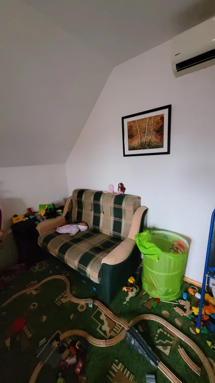 Благоустроенная комната в коттедже с балконом