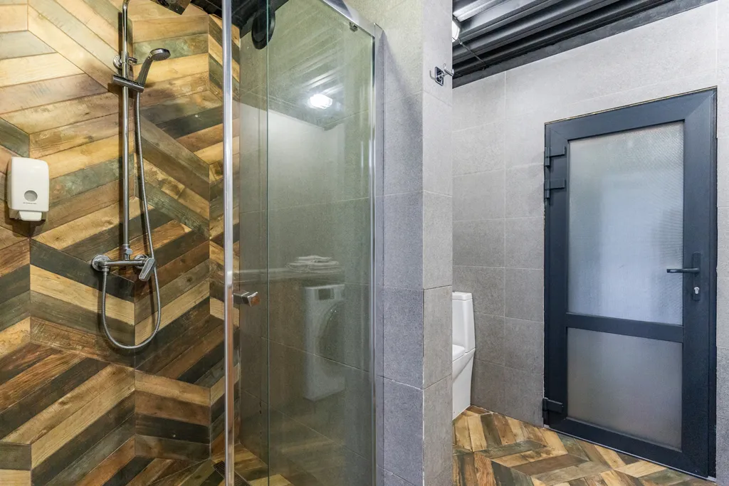 Эллинг на берегу моря