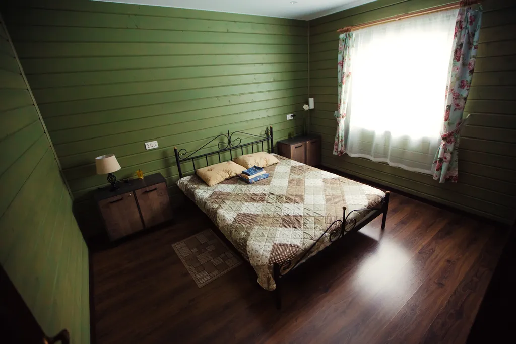 Коттедж в стиле итальянского деревенского дома с видом на озеро