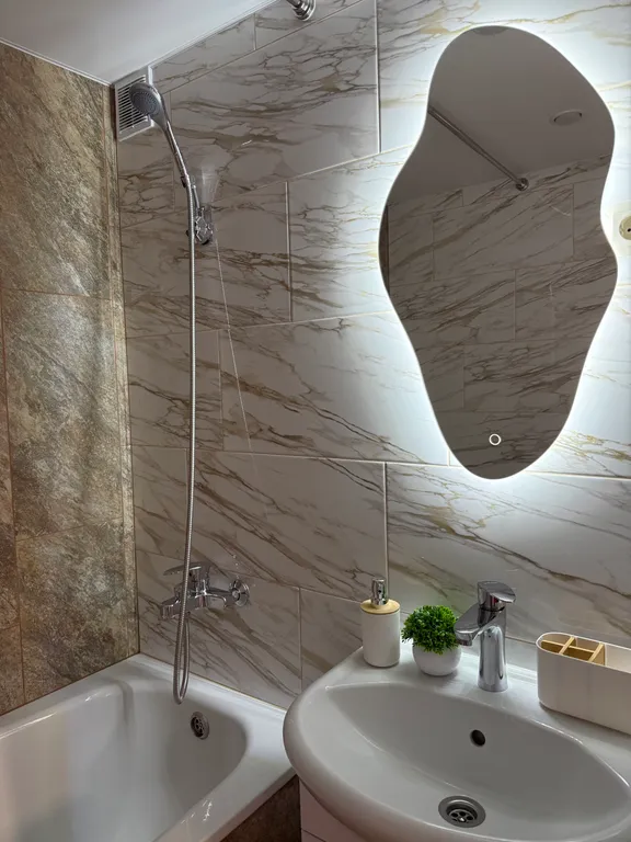 Просторная двух комнатная квартира с новым ремонтом, мебелью и технико