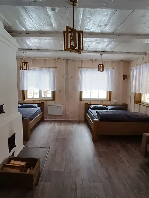 Дом в лесу у ручья