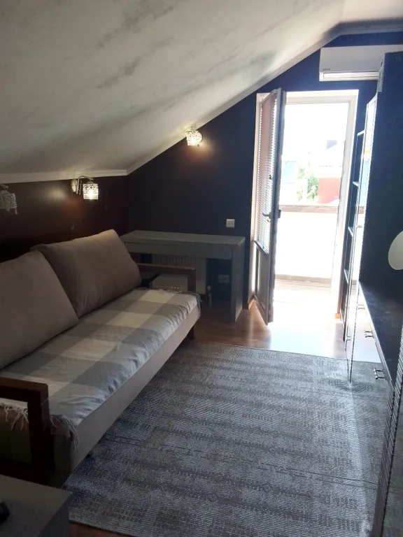 Часть дома с двором и мангалом