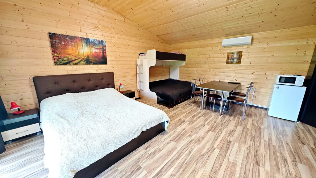 Коричневый домик-студия делюкс с террасой, кондиционером, лужайкой