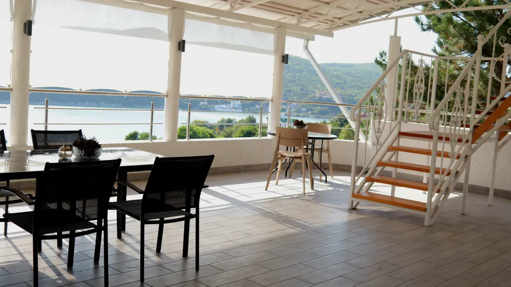 Комфортный номер с террасой и с видом на озеро