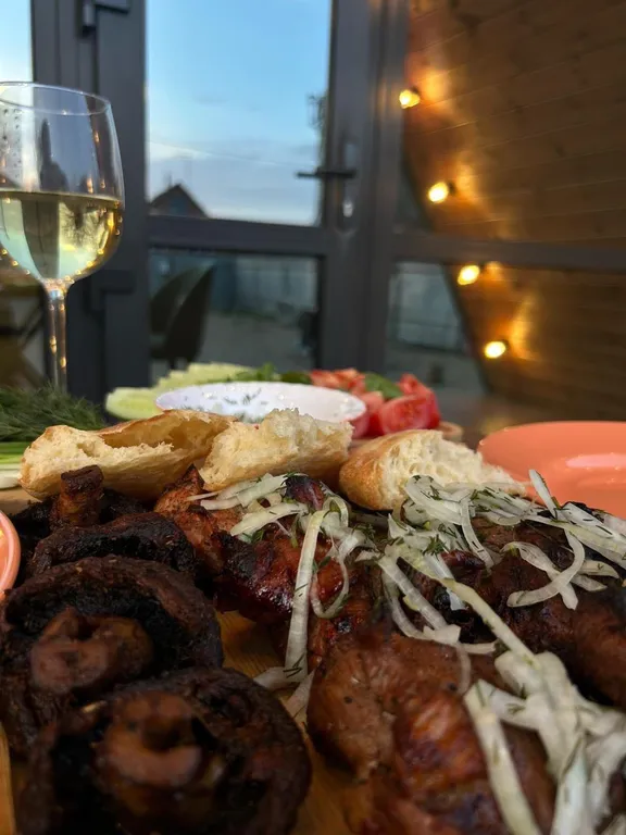 Деревянный дом шале на берегу озера и выходом на реку Кубань