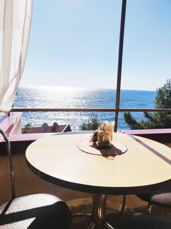 Уютная комната с видом на море