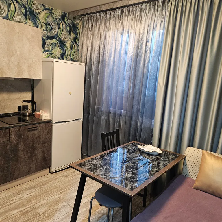 Квартира с лоджией возле станции в центре города