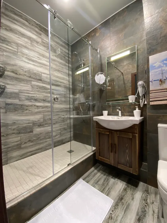 Апартаменты на Солнечной Долине с видом на пруд, горы, долину