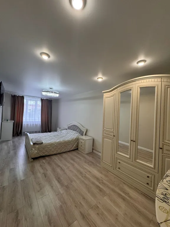 Новая дизайнерская квартира с новым ремонтом и мебелью