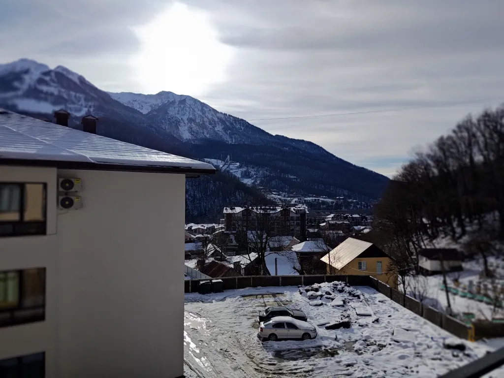 Дизайнерский апартамент с балконом в окружении леса