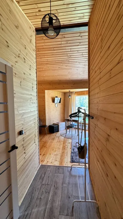 Современные студии на берегу реки