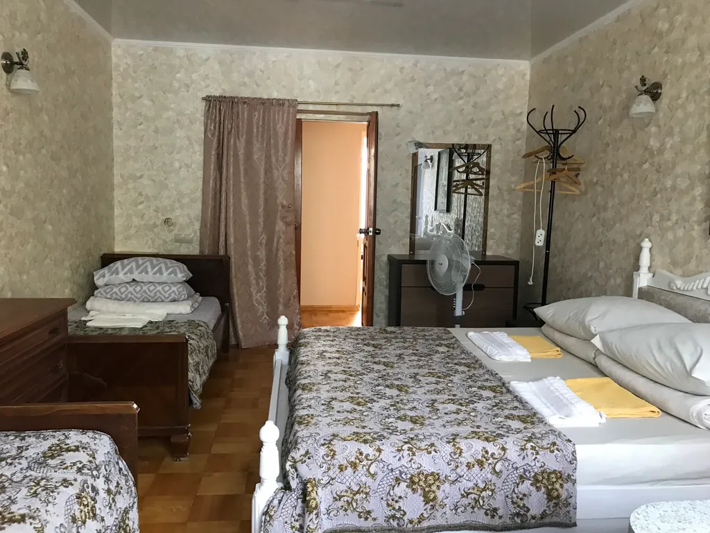 Семейный 4 х местный номер эконом в Гостевом доме