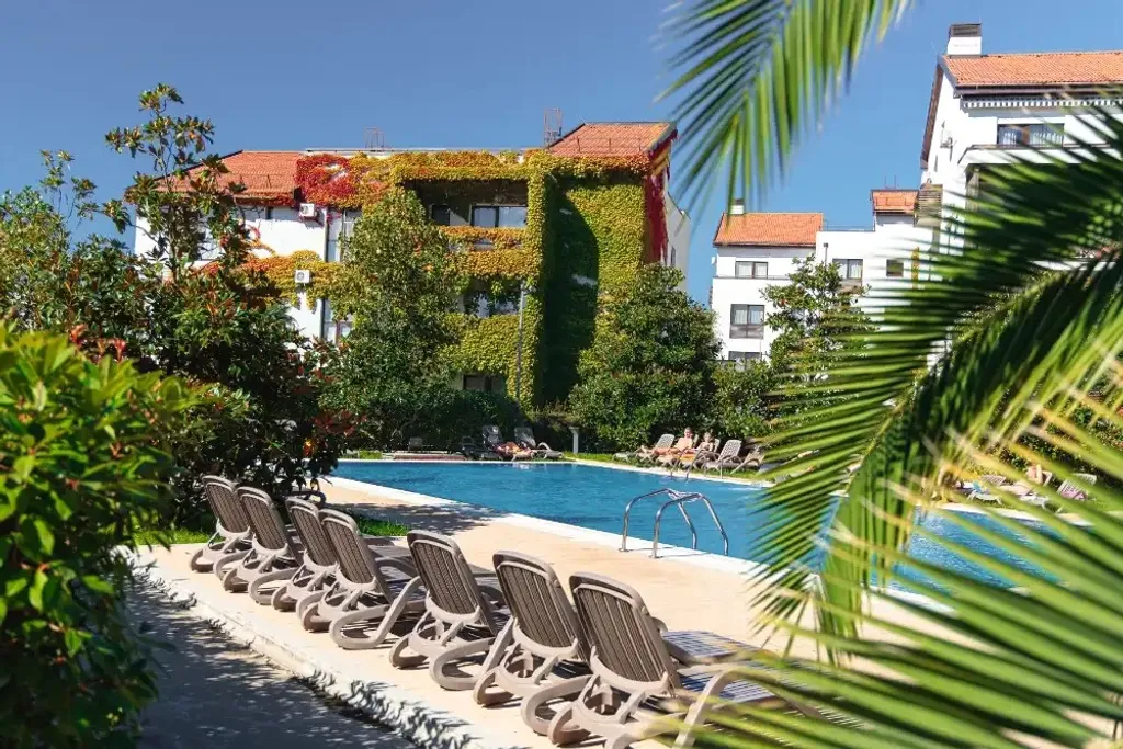 Дизайнерские апартаменты с террасой и бассейном