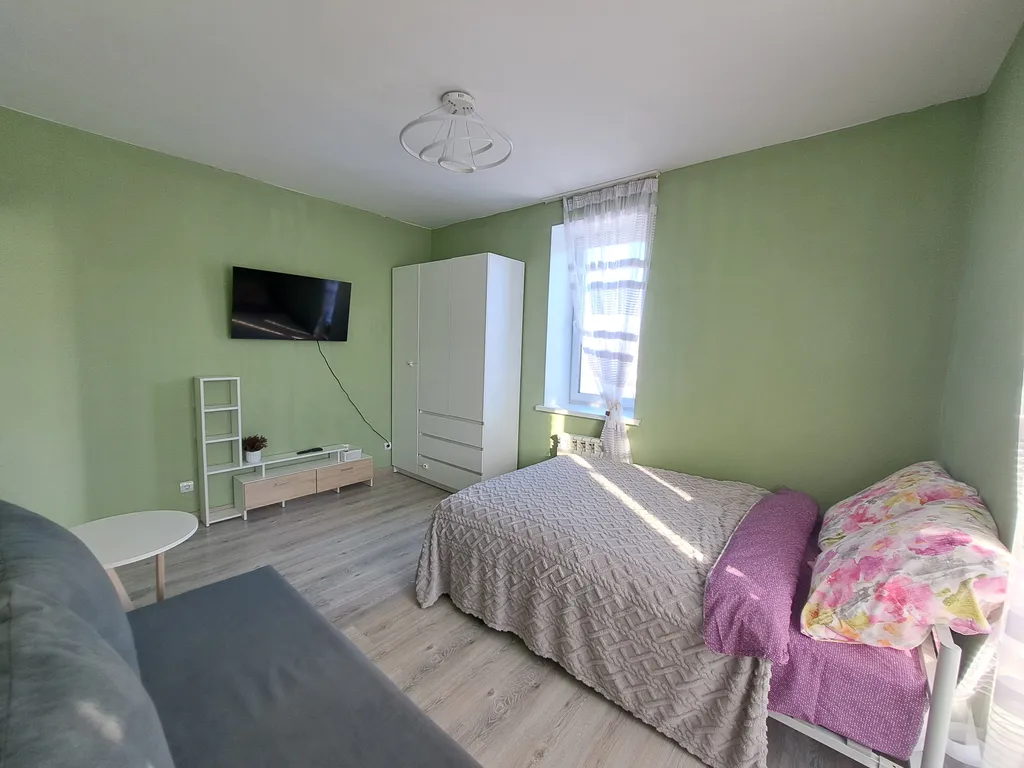 Светлая однушка с кроватью и смарт ТВ