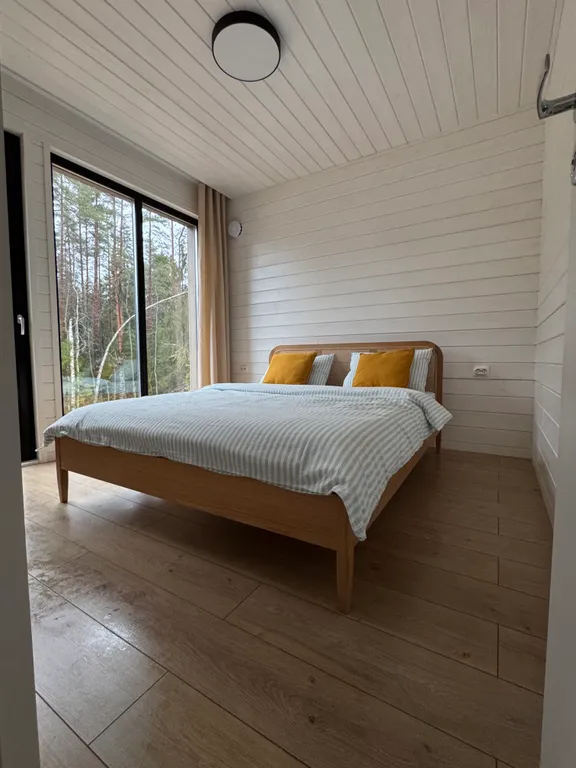 Дом в лесу рядом с озером