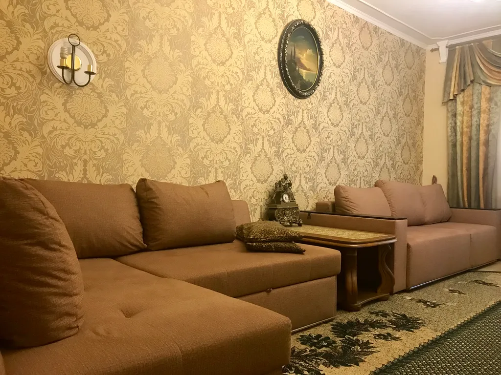 Крупногабаритная двушка с отдельным входом в центре, парковка