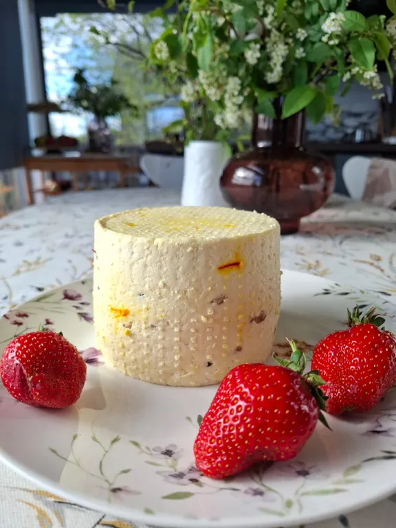 Светлый дом у озера c баней