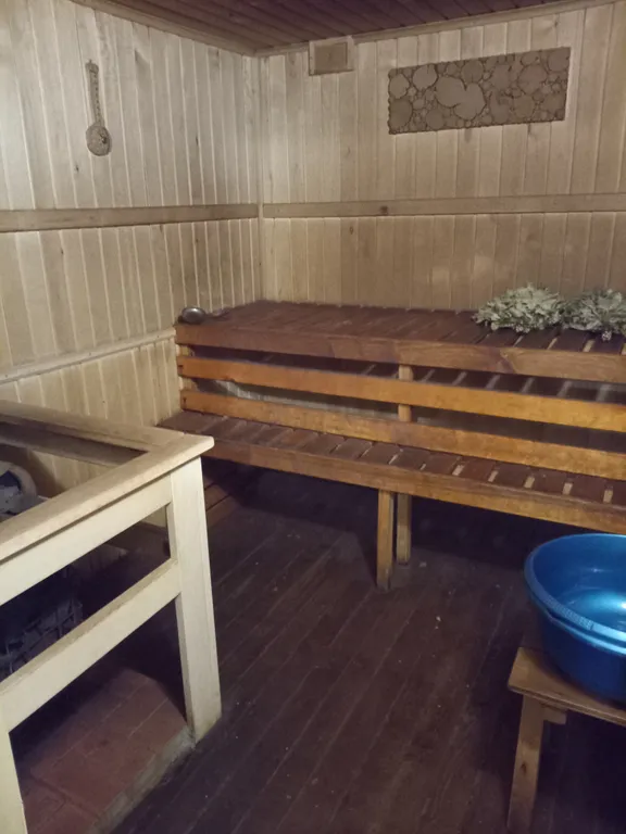 Уютный коттедж с камином у озера в Колосково