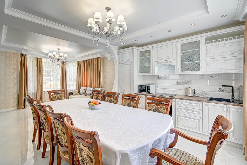 Коттедж с бассейном возле леса